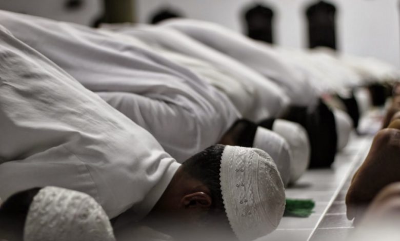 Hukum Shalat Berjamaah Bagi Seorang Muslim